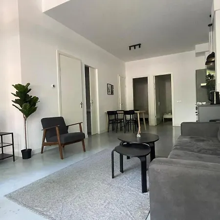 Stylish 2 Bedroom Serviced In דירה